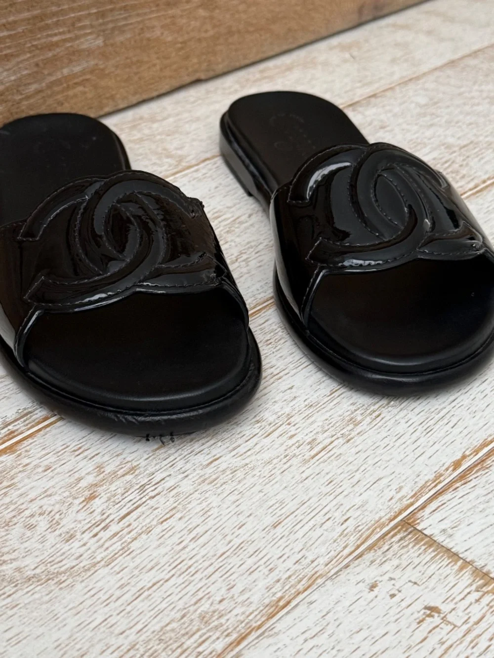 UNWORN Chanel black patent leather Interlocking CC logo slides 40